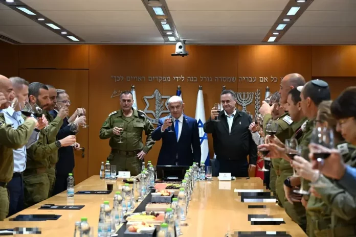 FOTOGRAFÍA. TEL AVIV (ISRAEL), 22 DE SEPTIEMBRE DE 2025. El primer ministro del Estado de Israel, "Bibi" Benjamín Netanyahu (c); junto con el Ministro de Defensa, Israel Katz (d); y el Jefe del Estado Mayor de las Fuerzas de Defensa de Israel (FDI) del Ejército israelí Tzáhal , el Teniente General Eyal Zamir (i); se han reunido este lunes con miembros del "Foro del Estado Mayor General del Tzáhal. "Dialogaron sobre los diferentes desafíos de los distintos sectores y brindaron por el Año Nuevo Judío —Rosh Hashaná (Año Nuevo Judío 2025: comienzo del año 5786)—