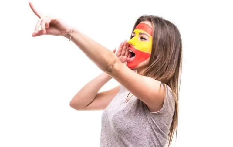 FOTOGRAFÍA. ESPAÑA, AÑO 2022. Una patriota española se pinta la cara de los colores de la bandera nacional del Reino de España. Imagen creada por Freepik/Lasvocesdelpueblo (Ñ Pueblo)