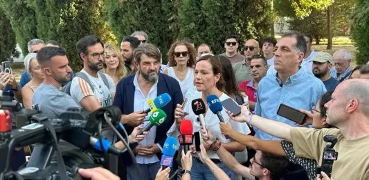 FOTOGRAFÍA. ALCALÁ DEHENARES (COMUNIDAD DE MADRID) REINO DE ESPAÑA, 04 DE SEPTIEMBRE DE 2025. La portavoz nacional de Agenda España de VOX y portavoz del Grupo Parlamentario en la Asamblea de Madrid, Isabel Pérez Moñino-Aranda (c); y el portavoz nacional de Inmigración, Interior y Seguridad, Samuel Vázquez Álvarez (d); han comparecido este jueves en Alcalá de Henares junto al portavoz local, Víctor Manuel Acosta Hernández (Víctor Acosta) (i); para denunciar la inseguridad creciente en España tras la violación sufrida hace unos días por una mujer joven en el municipio por un inmigrante. Lasvocesdelpueblo (Ñ Pueblo)