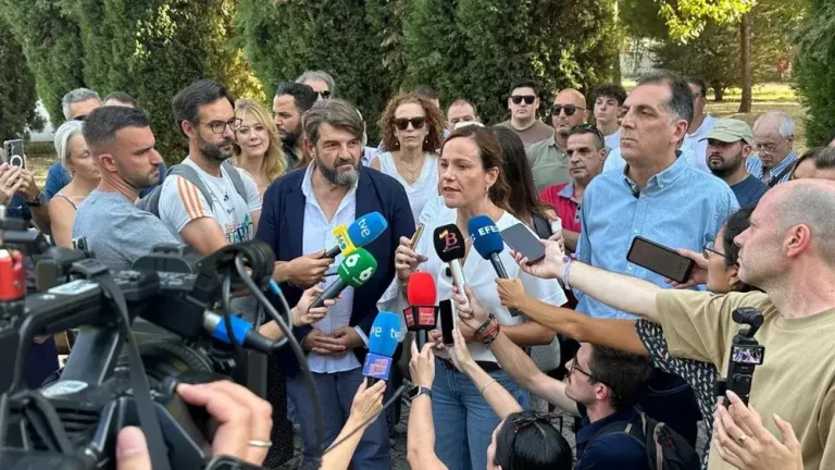 FOTOGRAFÍA. ALCALÁ DEHENARES (COMUNIDAD DE MADRID) REINO DE ESPAÑA, 04 DE SEPTIEMBRE DE 2025. La portavoz nacional de Agenda España de VOX y portavoz del Grupo Parlamentario en la Asamblea de Madrid, Isabel Pérez Moñino-Aranda (c); y el portavoz nacional de Inmigración, Interior y Seguridad, Samuel Vázquez Álvarez (d); han comparecido este jueves en Alcalá de Henares junto al portavoz local, Víctor Manuel Acosta Hernández (Víctor Acosta) (i); para denunciar la inseguridad creciente en España tras la violación sufrida hace unos días por una mujer joven en el municipio por un inmigrante. Lasvocesdelpueblo (Ñ Pueblo)