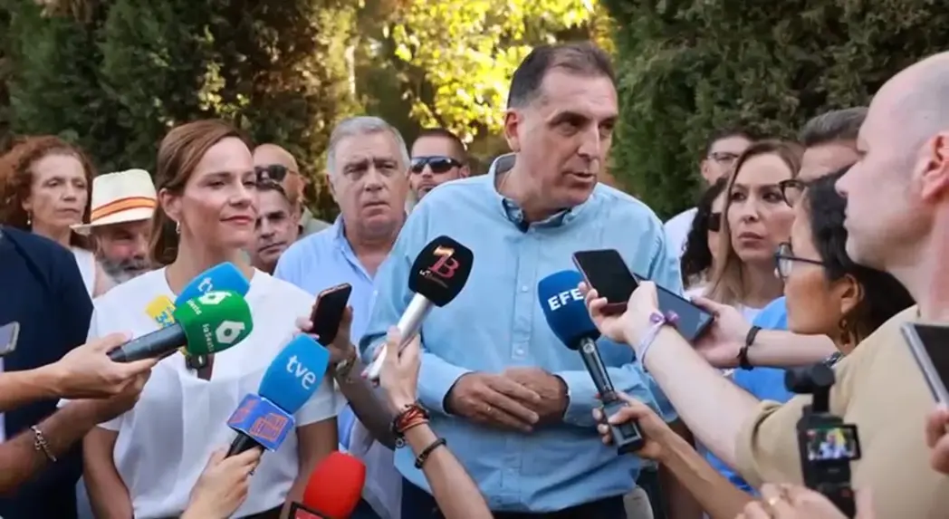 FOTOGRAFÍA. ALCALÁ DEHENARES (COMUNIDAD DE MADRID) REINO DE ESPAÑA, 04 DE SEPTIEMBRE DE 2025. La portavoz nacional de Agenda España de VOX y portavoz del Grupo Parlamentario en la Asamblea de Madrid, Isabel Pérez Moñino-Aranda (c); y el portavoz nacional de Inmigración, Interior y Seguridad, Samuel Vázquez Álvarez (d); han comparecido este jueves en Alcalá de Henares junto al portavoz local, Víctor Manuel Acosta Hernández (Víctor Acosta) (i); para denunciar la inseguridad creciente en España tras la violación sufrida hace unos días por una mujer joven en el municipio por un inmigrante. Lasvocesdelpueblo (Ñ Pueblo)