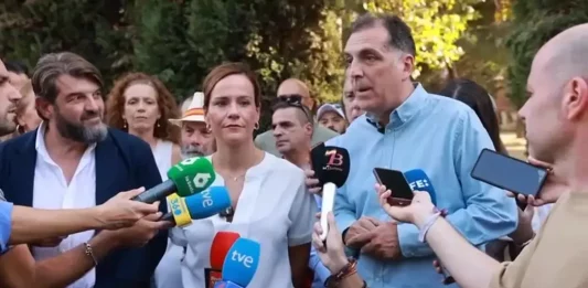 FOTOGRAFÍA. ALCALÁ DEHENARES (COMUNIDAD DE MADRID) REINO DE ESPAÑA, 04 DE SEPTIEMBRE DE 2025. La portavoz nacional de Agenda España de VOX y portavoz del Grupo Parlamentario en la Asamblea de Madrid, Isabel Pérez Moñino-Aranda (c); y el portavoz nacional de Inmigración, Interior y Seguridad, Samuel Vázquez Álvarez (d); han comparecido este jueves en Alcalá de Henares junto al portavoz local, Víctor Manuel Acosta Hernández (Víctor Acosta) (i); para denunciar la inseguridad creciente en España tras la violación sufrida hace unos días por una mujer joven en el municipio por un inmigrante. Lasvocesdelpueblo (Ñ Pueblo)