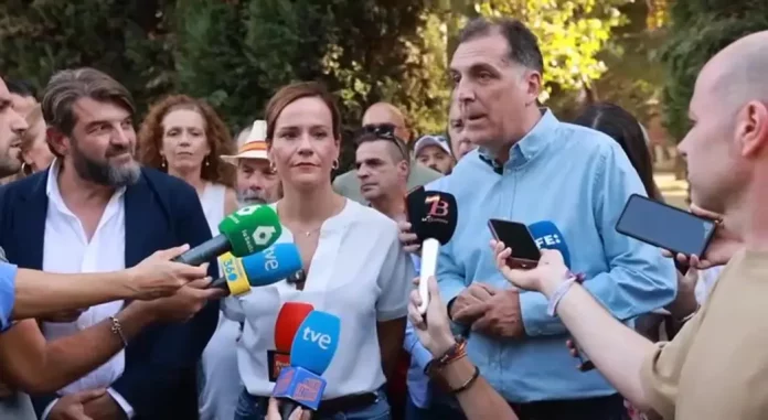 FOTOGRAFÍA. ALCALÁ DEHENARES (COMUNIDAD DE MADRID) REINO DE ESPAÑA, 04 DE SEPTIEMBRE DE 2025. La portavoz nacional de Agenda España de VOX y portavoz del Grupo Parlamentario en la Asamblea de Madrid, Isabel Pérez Moñino-Aranda (c); y el portavoz nacional de Inmigración, Interior y Seguridad, Samuel Vázquez Álvarez (d); han comparecido este jueves en Alcalá de Henares junto al portavoz local, Víctor Manuel Acosta Hernández (Víctor Acosta) (i); para denunciar la inseguridad creciente en España tras la violación sufrida hace unos días por una mujer joven en el municipio por un inmigrante. Lasvocesdelpueblo (Ñ Pueblo)