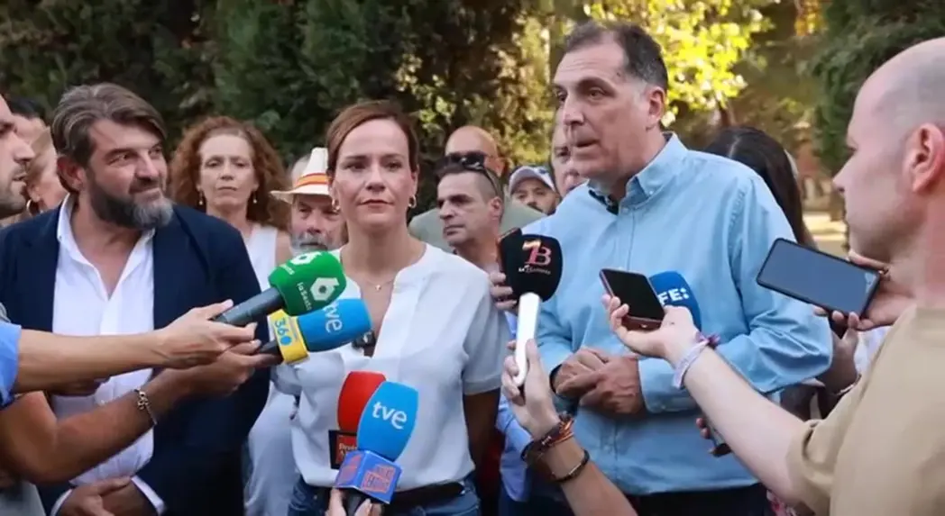 FOTOGRAFÍA. ALCALÁ DEHENARES (COMUNIDAD DE MADRID) REINO DE ESPAÑA, 04 DE SEPTIEMBRE DE 2025. La portavoz nacional de Agenda España de VOX y portavoz del Grupo Parlamentario en la Asamblea de Madrid, Isabel Pérez Moñino-Aranda (c); y el portavoz nacional de Inmigración, Interior y Seguridad, Samuel Vázquez Álvarez (d); han comparecido este jueves en Alcalá de Henares junto al portavoz local, Víctor Manuel Acosta Hernández (Víctor Acosta) (i); para denunciar la inseguridad creciente en España tras la violación sufrida hace unos días por una mujer joven en el municipio por un inmigrante. Lasvocesdelpueblo (Ñ Pueblo)