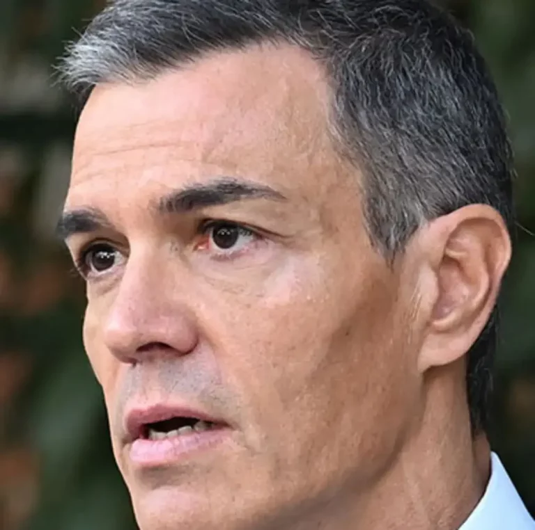 FOTOGRAFÍA. MADRID (REINO DE ESPAÑA), 08 DE SEPTIEMBRE DE 2025. Detalle de una imagen del presidente del Gobierno antisemita de España y secretario general del Partido Socialista (PSOE), Pedro Sánchez Pérez-Castejón, registrado en una declaración institucional antisemita contra las vidas judías; ciudadanos de la Tierra Santa que luchan para seguir existiendo ante la amenaza real de las fuerzas del mal islamistas y sus aliado del perverso Occidente idiotizado, muy aplaudidos por los terroristas islamofascistas de Hamas ISIS e Yihad Islámica Palestina (YIP), todo ello mientras la mayoría de los países árabes están apoyando curiosamente a Israel, en lo peor de los casos, guardando silencio y desvinculándolo del conflicto bélico en Gaza. Sánchez ha amenazado a los judíos con bombas nucleares: "España, como saben, no tiene bombas nucleares, tampoco tiene portaaviones ni grandes reservas de petróleo. Nosotros solos no podemos detener la ofensiva israelí. Pero eso no significa que no vayamos a dejar de intentarlo. Porque hay causas por las que merece la pena luchar, aunque no esté en nuestras únicas manos ganarlas". Lasvocesdelpueblo (Ñ Pueblo)