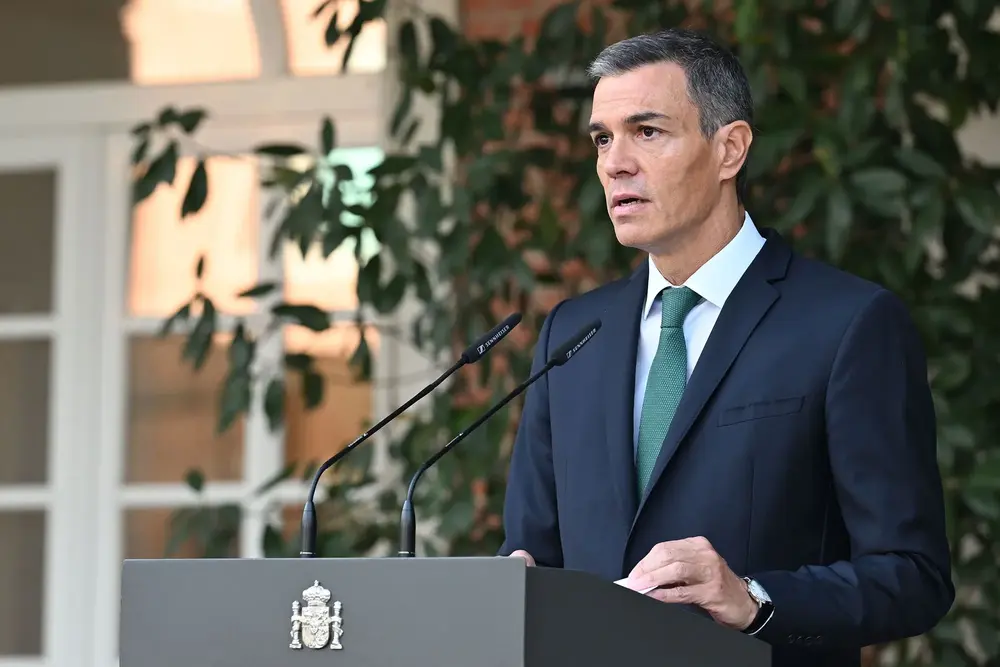 FOTOGRAFÍA. MADRID (REINO DE ESPAÑA), 08 DE SEPTIEMBRE DE 2025. Detalle de una imagen del presidente del Gobierno antisemita de España y secretario general del Partido Socialista (PSOE), Pedro Sánchez Pérez-Castejón, registrado en una declaración institucional antisemita contra las vidas judías; ciudadanos de la Tierra Santa que luchan para seguir existiendo ante la amenaza real de las fuerzas del mal islamistas y sus aliado del perverso Occidente idiotizado, muy aplaudidos por los terroristas islamofascistas de Hamas ISIS e Yihad Islámica Palestina (YIP), todo ello mientras la mayoría de los países árabes están apoyando curiosamente a Israel, en lo peor de los casos, guardando silencio y desvinculándolo del conflicto bélico en Gaza. Sánchez ha amenazado a los judíos con bombas nucleares: "España, como saben, no tiene bombas nucleares, tampoco tiene portaaviones ni grandes reservas de petróleo. Nosotros solos no podemos detener la ofensiva israelí. Pero eso no significa que no vayamos a dejar de intentarlo. Porque hay causas por las que merece la pena luchar, aunque no esté en nuestras únicas manos ganarlas". Lasvocesdelpueblo (Ñ Pueblo)