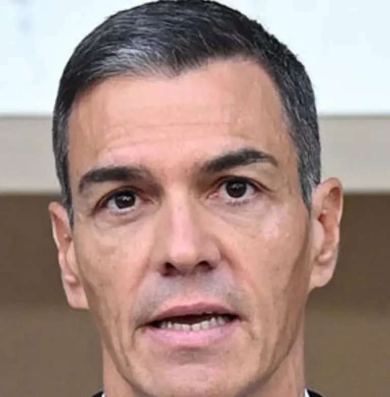 FOTOGRAFÍA. MADRID (REINO DE ESPAÑA), 08 DE SEPTIEMBRE DE 2025. Detalle de una imagen del presidente del Gobierno antisemita de España y secretario general del Partido Socialista (PSOE), Pedro Sánchez Pérez-Castejón, registrado en una declaración institucional antisemita contra las vidas judías; ciudadanos de la Tierra Santa que luchan para seguir existiendo ante la amenaza real de las fuerzas del mal islamistas y sus aliado del perverso Occidente idiotizado, muy aplaudidos por los terroristas islamofascistas de Hamas ISIS e Yihad Islámica Palestina (YIP), todo ello mientras la mayoría de los países árabes están apoyando curiosamente a Israel, en lo peor de los casos, guardando silencio y desvinculándolo del conflicto bélico en Gaza. Sánchez ha amenazado a los judíos con bombas nucleares: "España, como saben, no tiene bombas nucleares, tampoco tiene portaaviones ni grandes reservas de petróleo. Nosotros solos no podemos detener la ofensiva israelí. Pero eso no significa que no vayamos a dejar de intentarlo. Porque hay causas por las que merece la pena luchar, aunque no esté en nuestras únicas manos ganarlas". Lasvocesdelpueblo (Ñ Pueblo)