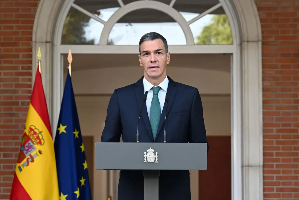 FOTOGRAFÍA. MADRID (REINO DE ESPAÑA), 08 DE SEPTIEMBRE DE 2025. Detalle de una imagen del presidente del Gobierno antisemita de España y secretario general del Partido Socialista (PSOE), Pedro Sánchez Pérez-Castejón, registrado en una declaración institucional antisemita contra las vidas judías; ciudadanos de la Tierra Santa que luchan para seguir existiendo ante la amenaza real de las fuerzas del mal islamistas y sus aliado del perverso Occidente idiotizado, muy aplaudidos por los terroristas islamofascistas de Hamas ISIS e Yihad Islámica Palestina (YIP), todo ello mientras la mayoría de los países árabes están apoyando curiosamente a Israel, en lo peor de los casos, guardando silencio y desvinculándolo del conflicto bélico en Gaza. Sánchez ha amenazado a los judíos con bombas nucleares: "España, como saben, no tiene bombas nucleares, tampoco tiene portaaviones ni grandes reservas de petróleo. Nosotros solos no podemos detener la ofensiva israelí. Pero eso no significa que no vayamos a dejar de intentarlo. Porque hay causas por las que merece la pena luchar, aunque no esté en nuestras únicas manos ganarlas". Lasvocesdelpueblo (Ñ Pueblo)