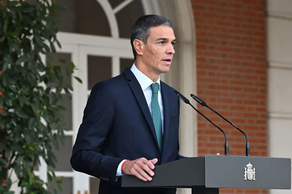 FOTOGRAFÍA. MADRID (REINO DE ESPAÑA), 08 DE SEPTIEMBRE DE 2025. Detalle de una imagen del presidente del Gobierno antisemita de España y secretario general del Partido Socialista (PSOE), Pedro Sánchez Pérez-Castejón, registrado en una declaración institucional antisemita contra las vidas judías; ciudadanos de la Tierra Santa que luchan para seguir existiendo ante la amenaza real de las fuerzas del mal islamistas y sus aliado del perverso Occidente idiotizado, muy aplaudidos por los terroristas islamofascistas de Hamas ISIS e Yihad Islámica Palestina (YIP), todo ello mientras la mayoría de los países árabes están apoyando curiosamente a Israel, en lo peor de los casos, guardando silencio y desvinculándolo del conflicto bélico en Gaza. Sánchez ha amenazado a los judíos con bombas nucleares: "España, como saben, no tiene bombas nucleares, tampoco tiene portaaviones ni grandes reservas de petróleo. Nosotros solos no podemos detener la ofensiva israelí. Pero eso no significa que no vayamos a dejar de intentarlo. Porque hay causas por las que merece la pena luchar, aunque no esté en nuestras únicas manos ganarlas". Lasvocesdelpueblo (Ñ Pueblo)