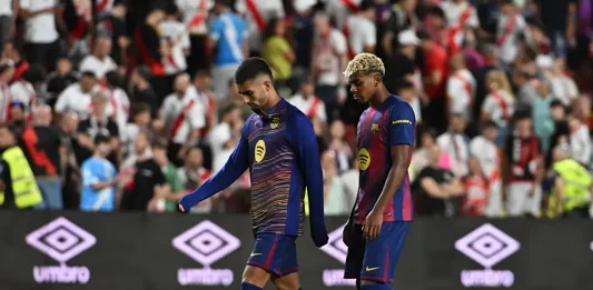 FOTOGRAFÍA. VALLECAS (MADRID) REINO DE ESPAÑA, 31 DE AGOSTO DE 2025. Los jugadores del FC Barcelona Lamine Yamal (d) y Ferrán Torres tras el partido de la tercera jornada de LaLiga entre el Rayo Vallecano y el FC Barcelona, este domingo en el estadio de Vallecas. Efe