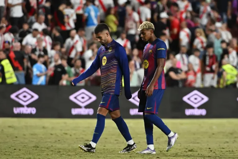 FOTOGRAFÍA. VALLECAS (MADRID) REINO DE ESPAÑA, 31 DE AGOSTO DE 2025. Los jugadores del FC Barcelona Lamine Yamal (d) y Ferrán Torres tras el partido de la tercera jornada de LaLiga entre el Rayo Vallecano y el FC Barcelona, este domingo en el estadio de Vallecas. Efe