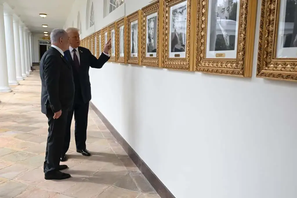 FOTOGRAFÍA. WASHINGTON (ESTADOS UNIDOS DE AMÉRICA, EEUU), 29 DE SEPTIEMBRE DE 2025. El primer ministro de Israel, "Bibi" Benjamín Netanyahu (i); continuó este lunes su agenda diplomática en la capital estadounidense de Washington D.C. con otra histórica reunión en la Casa Blanca con su homólogo presidente de la 45ª y actual 47ª Administración estadounidense, Donald John Trump (d); junto a todos los miembros de la Administración Donald John Trump/James David Vance (este último, vicepresidente de EEUU), en el despacho Oval, y una rueda de prensa en la que ambos mandatarios han hecho oficial el llamado "The Gaza Trump plan (Plan Trump para Gaza)", una Acuerdo de paz de 20 puntos que garantiza la libertad y seguridad de las vidas judías en el estado de Israel y abre un futuro de paz y convivencia entre los vecinos gazatíes secuestrados y adoctrinados por parte de los hijos del demonio en la tierra Hamás ISIS e Yihad Islámica palestina, proxy de la cabeza del serpiente antisemita y naziislamista Ayatolás ISIS (Irán). Subrayar la primicia de una reconciliación entre israel y Catar también conocida hoy, tras una conversación telefónica entre Netanyahu y el primer ministro de Catar, Mohammed bin Abdulrahman bin Jassim Al Thani. La parte israelí ha hecho público las declaraciones del líder israelí en la conversación telefónica, pero desde Doha (Catar) hasta ahora el silencio, como siempre, ha sido el "mensaje" catarí a la prensa. Lasvocesdelpueblo (Ñ Pueblo)