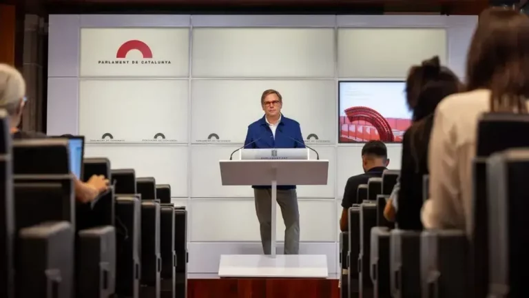 FOTOGRAFÍA. BARCELONA (CATALUÑA) REINO DE ESPAÑA, 09 DE SEPTIEMBRE DE 2025. El portavoz del Grupo Parlamentario de VOX en el Parlamento de Cataluña, Joan Garriga Doménech, durante una rueda de prensa este martes. Lasvocesdelpueblo (Ñ Pueblo)