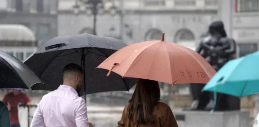FOTOGRAFÍA. OVIEDO (REINO DE ESPAÑA), 18 de julio de 2025. Viandantes con paraguas protegiéndose de la lluvia este 18 de julio de 2025 en el centro de Oviedo. Efe