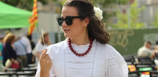 FOTOGRAFÍA. BARRIO DE BELLVITGE (HOSPITALET DE LLOBREGAT) BARCELONA (CATALUÑA) REINO DE ESPAÑA, 20 DE SPETIEMBRE DE 2025. Las cúpulas provinciales de VOX en la Comunidad Autónoma de Cataluña (Gerona de Alberto Tarradas Peneque, Tarragona con Sergio Macián de Greef, Lérida de Rafael Villafranca Mercé, y Barcelona de Joan Garriga Doménech) junto al poder local —en entre ello: el de Barcelona de Gonzalo de Oro-Pulido Plaza, el de Salou (Tarragona) de Ana Belén Rodríguez Ros; el de Palamós (Gerona) de Cristina Ruz Navarro; el de Gavá de Marco Cívico Morales, el de Viladecans de Josling Efigenia Montilva Peralta, y el de Tarrasa Alicia Tomás Martínez— y comarcal de la Resistencia verde han arropado este mediodía bajo calor y sol al secretario general del partido y presidente del Grupo parlamentario en el Parlamento de Cataluña, Ignacio Garriga Vaz de Conceiçao, en el gran acto de inicio de curso político 2025-2026 en una región catalana donde la formación de Santiago Abascal Conde de para de crecer y cosecharía hasta 15 escaños si se celebrase elecciones hoy en Cataluña, creciendo en 4 diputados de sus 11 actuales, según sondeos electorales. Bajo lema "Primero lo nuestros", los verdes han presentado la alternativa a la WOKE y migracionismo. Lasvocesdelpueblo (Ñ Pueblo)