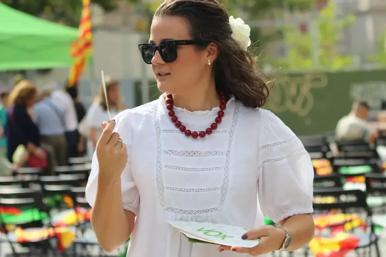 FOTOGRAFÍA. BARRIO DE BELLVITGE (HOSPITALET DE LLOBREGAT) BARCELONA (CATALUÑA) REINO DE ESPAÑA, 20 DE SPETIEMBRE DE 2025. Las cúpulas provinciales de VOX en la Comunidad Autónoma de Cataluña (Gerona de Alberto Tarradas Peneque, Tarragona con Sergio Macián de Greef, Lérida de Rafael Villafranca Mercé, y Barcelona de Joan Garriga Doménech) junto al poder local —en entre ello: el de Barcelona de Gonzalo de Oro-Pulido Plaza, el de Salou (Tarragona) de Ana Belén Rodríguez Ros; el de Palamós (Gerona) de Cristina Ruz Navarro; el de Gavá de Marco Cívico Morales, el de Viladecans de Josling Efigenia Montilva Peralta, y el de Tarrasa Alicia Tomás Martínez— y comarcal de la Resistencia verde han arropado este mediodía bajo calor y sol al secretario general del partido y presidente del Grupo parlamentario en el Parlamento de Cataluña, Ignacio Garriga Vaz de Conceiçao, en el gran acto de inicio de curso político 2025-2026 en una región catalana donde la formación de Santiago Abascal Conde de para de crecer y cosecharía hasta 15 escaños si se celebrase elecciones hoy en Cataluña, creciendo en 4 diputados de sus 11 actuales, según sondeos electorales. Bajo lema "Primero lo nuestros", los verdes han presentado la alternativa a la WOKE y migracionismo. Lasvocesdelpueblo (Ñ Pueblo)