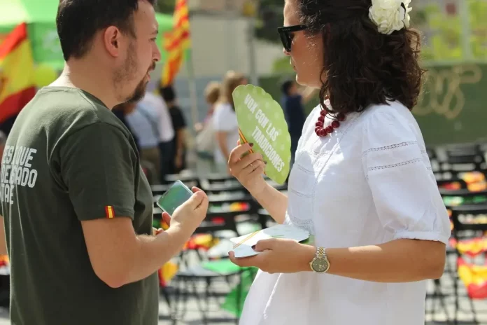 FOTOGRAFÍA. BARRIO DE BELLVITGE (HOSPITALET DE LLOBREGAT) BARCELONA (CATALUÑA) REINO DE ESPAÑA, 20 DE SPETIEMBRE DE 2025. Las cúpulas provinciales de VOX en la Comunidad Autónoma de Cataluña (Gerona de Alberto Tarradas Peneque, Tarragona con Sergio Macián de Greef, Lérida de Rafael Villafranca Mercé, y Barcelona de Joan Garriga Doménech) junto al poder local —en entre ello: el de Barcelona de Gonzalo de Oro-Pulido Plaza, el de Salou (Tarragona) de Ana Belén Rodríguez Ros; el de Palamós (Gerona) de Cristina Ruz Navarro; el de Gavá de Marco Cívico Morales, el de Viladecans de Josling Efigenia Montilva Peralta, y el de Tarrasa Alicia Tomás Martínez— y comarcal de la Resistencia verde han arropado este mediodía bajo calor y sol al secretario general del partido y presidente del Grupo parlamentario en el Parlamento de Cataluña, Ignacio Garriga Vaz de Conceiçao, en el gran acto de inicio de curso político 2025-2026 en una región catalana donde la formación de Santiago Abascal Conde de para de crecer y cosecharía hasta 15 escaños si se celebrase elecciones hoy en Cataluña, creciendo en 4 diputados de sus 11 actuales, según sondeos electorales. Bajo lema "Primero lo nuestros", los verdes han presentado la alternativa a la WOKE y migracionismo. Lasvocesdelpueblo (Ñ Pueblo)