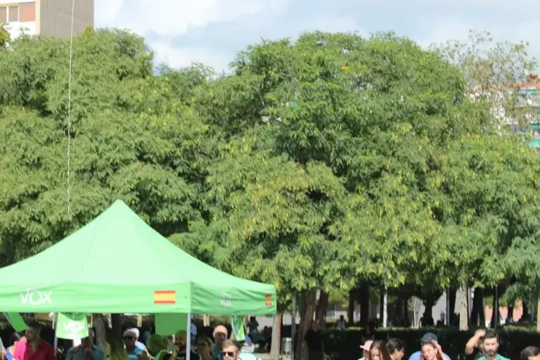 FOTOGRAFÍA. BARRIO DE BELLVITGE (HOSPITALET DE LLOBREGAT) BARCELONA (CATALUÑA) REINO DE ESPAÑA, 20 DE SPETIEMBRE DE 2025. Las cúpulas provinciales de VOX en la Comunidad Autónoma de Cataluña (Gerona de Alberto Tarradas Peneque, Tarragona con Sergio Macián de Greef, Lérida de Rafael Villafranca Mercé, y Barcelona de Joan Garriga Doménech) junto al poder local —en entre ello: el de Barcelona de Gonzalo de Oro-Pulido Plaza, el de Salou (Tarragona) de Ana Belén Rodríguez Ros; el de Palamós (Gerona) de Cristina Ruz Navarro; el de Gavá de Marco Cívico Morales, el de Viladecans de Josling Efigenia Montilva Peralta, y el de Tarrasa Alicia Tomás Martínez— y comarcal de la Resistencia verde han arropado este mediodía bajo calor y sol al secretario general del partido y presidente del Grupo parlamentario en el Parlamento de Cataluña, Ignacio Garriga Vaz de Conceiçao, en el gran acto de inicio de curso político 2025-2026 en una región catalana donde la formación de Santiago Abascal Conde de para de crecer y cosecharía hasta 15 escaños si se celebrase elecciones hoy en Cataluña, creciendo en 4 diputados de sus 11 actuales, según sondeos electorales. Bajo lema "Primero lo nuestros", los verdes han presentado la alternativa a la WOKE y migracionismo. Lasvocesdelpueblo (Ñ Pueblo)