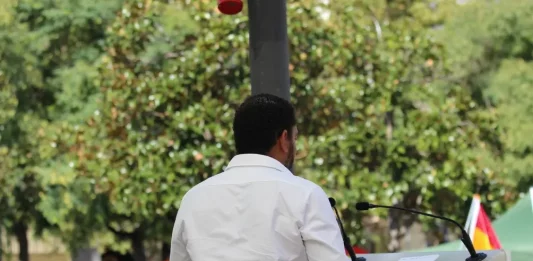 FOTOGRAFÍA. BARRIO DE BELLVITGE (HOSPITALET DE LLOBREGAT) BARCELONA (CATALUÑA) REINO DE ESPAÑA, 20 DE SPETIEMBRE DE 2025. Las cúpulas provinciales de VOX en la Comunidad Autónoma de Cataluña (Gerona de Alberto Tarradas Peneque, Tarragona con Sergio Macián de Greef, Lérida de Rafael Villafranca Mercé, y Barcelona de Joan Garriga Doménech) junto al poder local —en entre ello: el de Barcelona de Gonzalo de Oro-Pulido Plaza, el de Salou (Tarragona) de Ana Belén Rodríguez Ros; el de Palamós (Gerona) de Cristina Ruz Navarro; el de Gavá de Marco Cívico Morales, el de Viladecans de Josling Efigenia Montilva Peralta, y el de Tarrasa Alicia Tomás Martínez— y comarcal de la Resistencia verde han arropado este mediodía bajo calor y sol al secretario general del partido y presidente del Grupo parlamentario en el Parlamento de Cataluña, Ignacio Garriga Vaz de Conceiçao, en el gran acto de inicio de curso político 2025-2026 en una región catalana donde la formación de Santiago Abascal Conde de para de crecer y cosecharía hasta 15 escaños si se celebrase elecciones hoy en Cataluña, creciendo en 4 diputados de sus 11 actuales, según sondeos electorales. Bajo lema "Primero lo nuestros", los verdes han presentado la alternativa a la WOKE y migracionismo. Lasvocesdelpueblo (Ñ Pueblo)