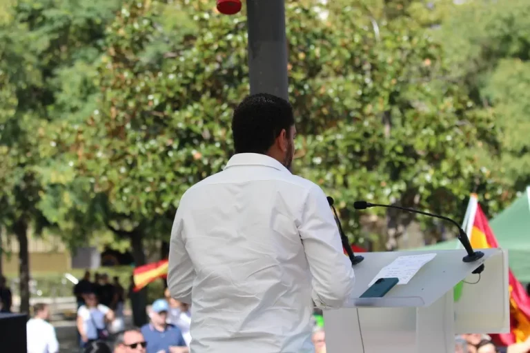 FOTOGRAFÍA. BARRIO DE BELLVITGE (HOSPITALET DE LLOBREGAT) BARCELONA (CATALUÑA) REINO DE ESPAÑA, 20 DE SPETIEMBRE DE 2025. Las cúpulas provinciales de VOX en la Comunidad Autónoma de Cataluña (Gerona de Alberto Tarradas Peneque, Tarragona con Sergio Macián de Greef, Lérida de Rafael Villafranca Mercé, y Barcelona de Joan Garriga Doménech) junto al poder local —en entre ello: el de Barcelona de Gonzalo de Oro-Pulido Plaza, el de Salou (Tarragona) de Ana Belén Rodríguez Ros; el de Palamós (Gerona) de Cristina Ruz Navarro; el de Gavá de Marco Cívico Morales, el de Viladecans de Josling Efigenia Montilva Peralta, y el de Tarrasa Alicia Tomás Martínez— y comarcal de la Resistencia verde han arropado este mediodía bajo calor y sol al secretario general del partido y presidente del Grupo parlamentario en el Parlamento de Cataluña, Ignacio Garriga Vaz de Conceiçao, en el gran acto de inicio de curso político 2025-2026 en una región catalana donde la formación de Santiago Abascal Conde de para de crecer y cosecharía hasta 15 escaños si se celebrase elecciones hoy en Cataluña, creciendo en 4 diputados de sus 11 actuales, según sondeos electorales. Bajo lema "Primero lo nuestros", los verdes han presentado la alternativa a la WOKE y migracionismo. Lasvocesdelpueblo (Ñ Pueblo)