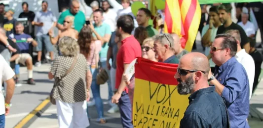 FOTOGRAFÍA. BARRIO DE BELLVITGE (HOSPITALET DE LLOBREGAT) BARCELONA (CATALUÑA) REINO DE ESPAÑA, 20 DE SPETIEMBRE DE 2025. Las cúpulas provinciales de VOX en la Comunidad Autónoma de Cataluña (Gerona de Alberto Tarradas Peneque, Tarragona con Sergio Macián de Greef, Lérida de Rafael Villafranca Mercé, y Barcelona de Joan Garriga Doménech) junto al poder local —en entre ello: el de Barcelona de Gonzalo de Oro-Pulido Plaza, el de Salou (Tarragona) de Ana Belén Rodríguez Ros; el de Palamós (Gerona) de Cristina Ruz Navarro; el de Gavá de Marco Cívico Morales, el de Viladecans de Josling Efigenia Montilva Peralta, y el de Tarrasa Alicia Tomás Martínez— y comarcal de la Resistencia verde han arropado este mediodía bajo calor y sol al secretario general del partido y presidente del Grupo parlamentario en el Parlamento de Cataluña, Ignacio Garriga Vaz de Conceiçao, en el gran acto de inicio de curso político 2025-2026 en una región catalana donde la formación de Santiago Abascal Conde de para de crecer y cosecharía hasta 15 escaños si se celebrase elecciones hoy en Cataluña, creciendo en 4 diputados de sus 11 actuales, según sondeos electorales. Bajo lema "Primero lo nuestros", los verdes han presentado la alternativa a la WOKE y migracionismo. Lasvocesdelpueblo (Ñ Pueblo)