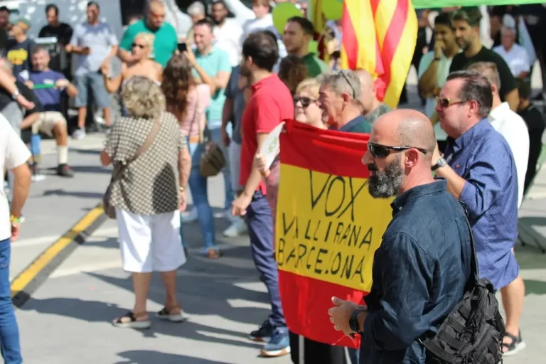FOTOGRAFÍA. BARRIO DE BELLVITGE (HOSPITALET DE LLOBREGAT) BARCELONA (CATALUÑA) REINO DE ESPAÑA, 20 DE SPETIEMBRE DE 2025. Las cúpulas provinciales de VOX en la Comunidad Autónoma de Cataluña (Gerona de Alberto Tarradas Peneque, Tarragona con Sergio Macián de Greef, Lérida de Rafael Villafranca Mercé, y Barcelona de Joan Garriga Doménech) junto al poder local —en entre ello: el de Barcelona de Gonzalo de Oro-Pulido Plaza, el de Salou (Tarragona) de Ana Belén Rodríguez Ros; el de Palamós (Gerona) de Cristina Ruz Navarro; el de Gavá de Marco Cívico Morales, el de Viladecans de Josling Efigenia Montilva Peralta, y el de Tarrasa Alicia Tomás Martínez— y comarcal de la Resistencia verde han arropado este mediodía bajo calor y sol al secretario general del partido y presidente del Grupo parlamentario en el Parlamento de Cataluña, Ignacio Garriga Vaz de Conceiçao, en el gran acto de inicio de curso político 2025-2026 en una región catalana donde la formación de Santiago Abascal Conde de para de crecer y cosecharía hasta 15 escaños si se celebrase elecciones hoy en Cataluña, creciendo en 4 diputados de sus 11 actuales, según sondeos electorales. Bajo lema "Primero lo nuestros", los verdes han presentado la alternativa a la WOKE y migracionismo. Lasvocesdelpueblo (Ñ Pueblo)