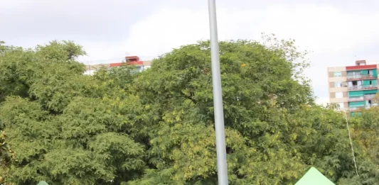 FOTOGRAFÍA. BARRIO DE BELLVITGE (HOSPITALET DE LLOBREGAT) BARCELONA (CATALUÑA) REINO DE ESPAÑA, 20 DE SPETIEMBRE DE 2025. Las cúpulas provinciales de VOX en la Comunidad Autónoma de Cataluña (Gerona de Alberto Tarradas Peneque, Tarragona con Sergio Macián de Greef, Lérida de Rafael Villafranca Mercé, y Barcelona de Joan Garriga Doménech) junto al poder local —en entre ello: el de Barcelona de Gonzalo de Oro-Pulido Plaza, el de Salou (Tarragona) de Ana Belén Rodríguez Ros; el de Palamós (Gerona) de Cristina Ruz Navarro; el de Gavá de Marco Cívico Morales, el de Viladecans de Josling Efigenia Montilva Peralta, y el de Tarrasa Alicia Tomás Martínez— y comarcal de la Resistencia verde han arropado este mediodía bajo calor y sol al secretario general del partido y presidente del Grupo parlamentario en el Parlamento de Cataluña, Ignacio Garriga Vaz de Conceiçao, en el gran acto de inicio de curso político 2025-2026 en una región catalana donde la formación de Santiago Abascal Conde de para de crecer y cosecharía hasta 15 escaños si se celebrase elecciones hoy en Cataluña, creciendo en 4 diputados de sus 11 actuales, según sondeos electorales. Bajo lema "Primero lo nuestros", los verdes han presentado la alternativa a la WOKE y migracionismo. Lasvocesdelpueblo (Ñ Pueblo)