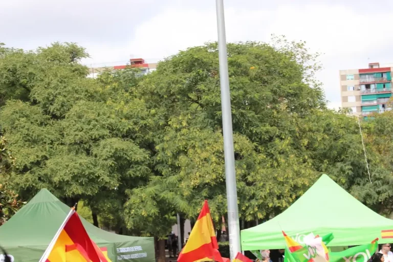 FOTOGRAFÍA. BARRIO DE BELLVITGE (HOSPITALET DE LLOBREGAT) BARCELONA (CATALUÑA) REINO DE ESPAÑA, 20 DE SPETIEMBRE DE 2025. Las cúpulas provinciales de VOX en la Comunidad Autónoma de Cataluña (Gerona de Alberto Tarradas Peneque, Tarragona con Sergio Macián de Greef, Lérida de Rafael Villafranca Mercé, y Barcelona de Joan Garriga Doménech) junto al poder local —en entre ello: el de Barcelona de Gonzalo de Oro-Pulido Plaza, el de Salou (Tarragona) de Ana Belén Rodríguez Ros; el de Palamós (Gerona) de Cristina Ruz Navarro; el de Gavá de Marco Cívico Morales, el de Viladecans de Josling Efigenia Montilva Peralta, y el de Tarrasa Alicia Tomás Martínez— y comarcal de la Resistencia verde han arropado este mediodía bajo calor y sol al secretario general del partido y presidente del Grupo parlamentario en el Parlamento de Cataluña, Ignacio Garriga Vaz de Conceiçao, en el gran acto de inicio de curso político 2025-2026 en una región catalana donde la formación de Santiago Abascal Conde de para de crecer y cosecharía hasta 15 escaños si se celebrase elecciones hoy en Cataluña, creciendo en 4 diputados de sus 11 actuales, según sondeos electorales. Bajo lema "Primero lo nuestros", los verdes han presentado la alternativa a la WOKE y migracionismo. Lasvocesdelpueblo (Ñ Pueblo)