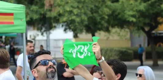 FOTOGRAFÍA. BARRIO DE BELLVITGE (HOSPITALET DE LLOBREGAT) BARCELONA (CATALUÑA) REINO DE ESPAÑA, 20 DE SPETIEMBRE DE 2025. Las cúpulas provinciales de VOX en la Comunidad Autónoma de Cataluña (Gerona de Alberto Tarradas Peneque, Tarragona con Sergio Macián de Greef, Lérida de Rafael Villafranca Mercé, y Barcelona de Joan Garriga Doménech) junto al poder local —en entre ello: el de Barcelona de Gonzalo de Oro-Pulido Plaza, el de Salou (Tarragona) de Ana Belén Rodríguez Ros; el de Palamós (Gerona) de Cristina Ruz Navarro; el de Gavá de Marco Cívico Morales, el de Viladecans de Josling Efigenia Montilva Peralta, y el de Tarrasa Alicia Tomás Martínez— y comarcal de la Resistencia verde han arropado este mediodía bajo calor y sol al secretario general del partido y presidente del Grupo parlamentario en el Parlamento de Cataluña, Ignacio Garriga Vaz de Conceiçao, en el gran acto de inicio de curso político 2025-2026 en una región catalana donde la formación de Santiago Abascal Conde de para de crecer y cosecharía hasta 15 escaños si se celebrase elecciones hoy en Cataluña, creciendo en 4 diputados de sus 11 actuales, según sondeos electorales. Bajo lema "Primero lo nuestros", los verdes han presentado la alternativa a la WOKE y migracionismo. Lasvocesdelpueblo (Ñ Pueblo)