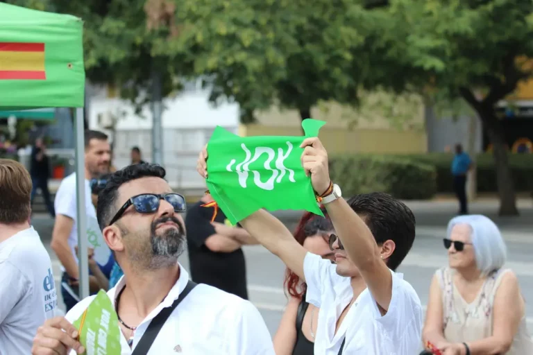 FOTOGRAFÍA. BARRIO DE BELLVITGE (HOSPITALET DE LLOBREGAT) BARCELONA (CATALUÑA) REINO DE ESPAÑA, 20 DE SPETIEMBRE DE 2025. Las cúpulas provinciales de VOX en la Comunidad Autónoma de Cataluña (Gerona de Alberto Tarradas Peneque, Tarragona con Sergio Macián de Greef, Lérida de Rafael Villafranca Mercé, y Barcelona de Joan Garriga Doménech) junto al poder local —en entre ello: el de Barcelona de Gonzalo de Oro-Pulido Plaza, el de Salou (Tarragona) de Ana Belén Rodríguez Ros; el de Palamós (Gerona) de Cristina Ruz Navarro; el de Gavá de Marco Cívico Morales, el de Viladecans de Josling Efigenia Montilva Peralta, y el de Tarrasa Alicia Tomás Martínez— y comarcal de la Resistencia verde han arropado este mediodía bajo calor y sol al secretario general del partido y presidente del Grupo parlamentario en el Parlamento de Cataluña, Ignacio Garriga Vaz de Conceiçao, en el gran acto de inicio de curso político 2025-2026 en una región catalana donde la formación de Santiago Abascal Conde de para de crecer y cosecharía hasta 15 escaños si se celebrase elecciones hoy en Cataluña, creciendo en 4 diputados de sus 11 actuales, según sondeos electorales. Bajo lema "Primero lo nuestros", los verdes han presentado la alternativa a la WOKE y migracionismo. Lasvocesdelpueblo (Ñ Pueblo)