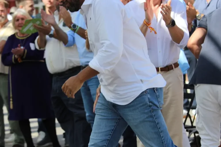 FOTOGRAFÍA. BARRIO DE BELLVITGE (HOSPITALET DE LLOBREGAT) BARCELONA (CATALUÑA) REINO DE ESPAÑA, 20 DE SPETIEMBRE DE 2025. Las cúpulas provinciales de VOX en la Comunidad Autónoma de Cataluña (Gerona de Alberto Tarradas Peneque, Tarragona con Sergio Macián de Greef, Lérida de Rafael Villafranca Mercé, y Barcelona de Joan Garriga Doménech) junto al poder local —en entre ello: el de Barcelona de Gonzalo de Oro-Pulido Plaza, el de Salou (Tarragona) de Ana Belén Rodríguez Ros; el de Palamós (Gerona) de Cristina Ruz Navarro; el de Gavá de Marco Cívico Morales, el de Viladecans de Josling Efigenia Montilva Peralta, y el de Tarrasa Alicia Tomás Martínez— y comarcal de la Resistencia verde han arropado este mediodía bajo calor y sol al secretario general del partido y presidente del Grupo parlamentario en el Parlamento de Cataluña, Ignacio Garriga Vaz de Conceiçao, en el gran acto de inicio de curso político 2025-2026 en una región catalana donde la formación de Santiago Abascal Conde de para de crecer y cosecharía hasta 15 escaños si se celebrase elecciones hoy en Cataluña, creciendo en 4 diputados de sus 11 actuales, según sondeos electorales. Bajo lema "Primero lo nuestros", los verdes han presentado la alternativa a la WOKE y migracionismo. Lasvocesdelpueblo (Ñ Pueblo)