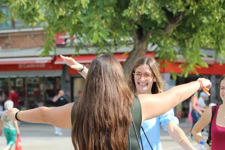 FOTOGRAFÍA. BARRIO DE BELLVITGE (HOSPITALET DE LLOBREGAT) BARCELONA (CATALUÑA) REINO DE ESPAÑA, 20 DE SPETIEMBRE DE 2025. Las cúpulas provinciales de VOX en la Comunidad Autónoma de Cataluña (Gerona de Alberto Tarradas Peneque, Tarragona con Sergio Macián de Greef, Lérida de Rafael Villafranca Mercé, y Barcelona de Joan Garriga Doménech) junto al poder local —en entre ello: el de Barcelona de Gonzalo de Oro-Pulido Plaza, el de Salou (Tarragona) de Ana Belén Rodríguez Ros; el de Palamós (Gerona) de Cristina Ruz Navarro; el de Gavá de Marco Cívico Morales, el de Viladecans de Josling Efigenia Montilva Peralta, y el de Tarrasa Alicia Tomás Martínez— y comarcal de la Resistencia verde han arropado este mediodía bajo calor y sol al secretario general del partido y presidente del Grupo parlamentario en el Parlamento de Cataluña, Ignacio Garriga Vaz de Conceiçao, en el gran acto de inicio de curso político 2025-2026 en una región catalana donde la formación de Santiago Abascal Conde de para de crecer y cosecharía hasta 15 escaños si se celebrase elecciones hoy en Cataluña, creciendo en 4 diputados de sus 11 actuales, según sondeos electorales. Bajo lema "Primero lo nuestros", los verdes han presentado la alternativa a la WOKE y migracionismo. Lasvocesdelpueblo (Ñ Pueblo)