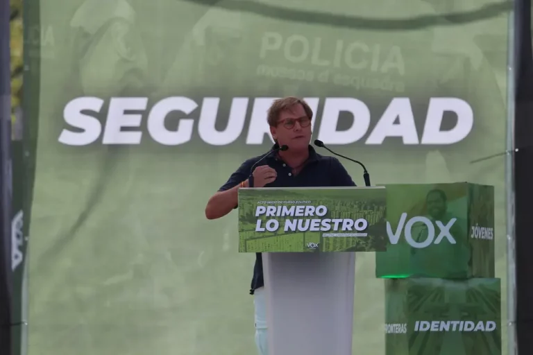 FOTOGRAFÍA. BARRIO DE BELLVITGE (HOSPITALET DE LLOBREGAT) BARCELONA (CATALUÑA) REINO DE ESPAÑA, 20 DE SPETIEMBRE DE 2025. Las cúpulas provinciales de VOX en la Comunidad Autónoma de Cataluña (Gerona de Alberto Tarradas Peneque, Tarragona con Sergio Macián de Greef, Lérida de Rafael Villafranca Mercé, y Barcelona de Joan Garriga Doménech) junto al poder local —en entre ello: el de Barcelona de Gonzalo de Oro-Pulido Plaza, el de Salou (Tarragona) de Ana Belén Rodríguez Ros; el de Palamós (Gerona) de Cristina Ruz Navarro; el de Gavá de Marco Cívico Morales, el de Viladecans de Josling Efigenia Montilva Peralta, el de Hospitalet de Llobregat de Francisco González Navarro, y el de Tarrasa Alicia Tomás Martínez— y comarcal de la Resistencia verde han arropado este mediodía bajo calor y sol al secretario general del partido y presidente del Grupo parlamentario en el Parlamento de Cataluña, Ignacio Garriga Vaz de Conceiçao, en el gran acto de inicio de curso político 2025-2026 en una región catalana donde la formación de Santiago Abascal Conde de para de crecer y cosecharía hasta 15 escaños si se celebrase elecciones hoy en Cataluña, creciendo en 4 diputados de sus 11 actuales, según sondeos electorales. Bajo lema "Primero lo nuestros", los verdes han presentado la alternativa a la WOKE y migracionismo. Lasvocesdelpueblo (Ñ Pueblo)