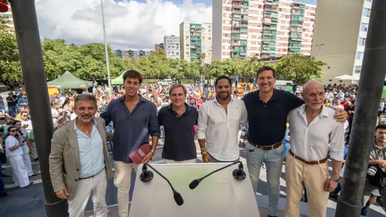 FOTOGRAFÍA. BARRIO DE BELLVITGE (HOSPITALET DE LLOBREGAT) BARCELONA (CATALUÑA) REINO DE ESPAÑA, 20 DE SPETIEMBRE DE 2025. Las cúpulas provinciales de VOX en la Comunidad Autónoma de Cataluña (Gerona de Alberto Tarradas Peneque, Tarragona con Sergio Macián de Greef, Lérida de Rafael Villafranca Mercé, y Barcelona de Joan Garriga Doménech (en la imagen)) junto al poder local —en entre ello: el de Barcelona de Gonzalo de Oro-Pulido Plaza, el de Salou (Tarragona) de Ana Belén Rodríguez Ros; el de Palamós (Gerona) de Cristina Ruz Navarro; el de Gavá de Marco Cívico Morales, el de Viladecans de Josling Efigenia Montilva Peralta, el de Hospitalet de Llobregat de Francisco Javier González Priego, y el de Tarrasa Alicia Tomás Martínez— y comarcal de la Resistencia verde han arropado este mediodía bajo calor y sol al secretario general del partido y presidente del Grupo parlamentario en el Parlamento de Cataluña, Ignacio Garriga Vaz de Conceiçao, en el gran acto de inicio de curso político 2025-2026 en una región catalana donde la formación de Santiago Abascal Conde de para de crecer y cosecharía hasta 15 escaños si se celebrase elecciones hoy en Cataluña, creciendo en 4 diputados de sus 11 actuales, según sondeos electorales. Bajo lema "Primero lo nuestros", los verdes han presentado la alternativa a la WOKE y migracionismo. Lasvocesdelpueblo (Ñ Pueblo)