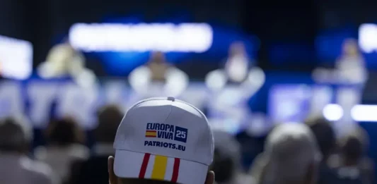 FOTOGRAFÍA. MADRID (REINO DE ESPAÑA), 13 DE SEPTIEMBRE DE 2025. Las jornadas históricas del evento político más importante y multitudinario tienen lugar los días sábado 13 y domingo 14 de Septiembre en el Palacio de Vistalegre, calle de Utebo, número 1, Carabanchel, 28025 Madrid (España). Destacados de las dos jornadas: Sábado 13 de septiembre: Panel 1: Asegurar nuestras fronteras: Protegiendo a las naciones de Europa contra la inmigración ilegal y sus consecuencias, con enfoque en el Nuevo Pacto sobre Migración y Asilo. Moderadora: Rocío de Meer (España, diputada, VOX); Panel 2: El escudo de la libertad: Exponiendo la injerencia y manipulación supranacional en los procesos electorales en Europa. Moderador: Hermann Tertsch (España, VOX); Panel 3: Una Europa, muchas naciones: Defendiendo nuestra identidad, tradiciones y soberanía en una era globalista. Moderador: Jorge Buxadé Villalba (España, VOX); Panel 4: La Europa de la prosperidad: empleo, vivienda y futuro .Moderador: Ricardo Ruiz de la Serna (jefe de estudios y formación de Disenso); Panel 5: Europa e Iberoamérica: Una agenda por la libertad y contra el socialismo. Moderador: Jorge Martín Frías (SPAIN, VOX). Domingo 14 de septiembre: 11:00 a 14:00 Gran acto político de Patriots of Europe en el Palacio de Vistalegre, con las intervenciones de los líderes europeos de Patriots; el presidente de VOX y líder de Patriots, Santiago Abascal Conde, clausurará el EuropaViva25. Lasvocesdelpueblo (Ñ Pueblo)