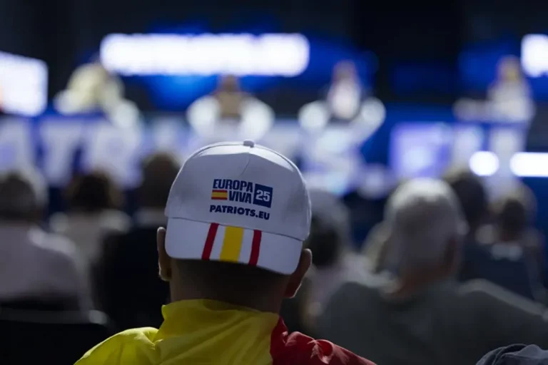 FOTOGRAFÍA. MADRID (REINO DE ESPAÑA), 13 DE SEPTIEMBRE DE 2025. Las jornadas históricas del evento político más importante y multitudinario tienen lugar los días sábado 13 y domingo 14 de Septiembre en el Palacio de Vistalegre, calle de Utebo, número 1, Carabanchel, 28025 Madrid (España). Destacados de las dos jornadas: Sábado 13 de septiembre: Panel 1: Asegurar nuestras fronteras: Protegiendo a las naciones de Europa contra la inmigración ilegal y sus consecuencias, con enfoque en el Nuevo Pacto sobre Migración y Asilo. Moderadora: Rocío de Meer (España, diputada, VOX); Panel 2: El escudo de la libertad: Exponiendo la injerencia y manipulación supranacional en los procesos electorales en Europa. Moderador: Hermann Tertsch (España, VOX); Panel 3: Una Europa, muchas naciones: Defendiendo nuestra identidad, tradiciones y soberanía en una era globalista. Moderador: Jorge Buxadé Villalba (España, VOX); Panel 4: La Europa de la prosperidad: empleo, vivienda y futuro .Moderador: Ricardo Ruiz de la Serna (jefe de estudios y formación de Disenso); Panel 5: Europa e Iberoamérica: Una agenda por la libertad y contra el socialismo. Moderador: Jorge Martín Frías (SPAIN, VOX). Domingo 14 de septiembre: 11:00 a 14:00 Gran acto político de Patriots of Europe en el Palacio de Vistalegre, con las intervenciones de los líderes europeos de Patriots; el presidente de VOX y líder de Patriots, Santiago Abascal Conde, clausurará el EuropaViva25. Lasvocesdelpueblo (Ñ Pueblo)