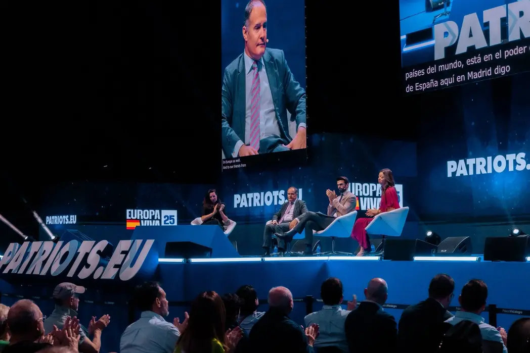 FOTOGRAFÍA. MADRID (REINO DE ESPAÑA), 13 DE SEPTIEMBRE DE 2025. Las jornadas históricas del evento político más importante y multitudinario tienen lugar los días sábado 13 y domingo 14 de Septiembre en el Palacio de Vistalegre, calle de Utebo, número 1, Carabanchel, 28025 Madrid (España). Destacados de las dos jornadas: Sábado 13 de septiembre: Panel 1: Asegurar nuestras fronteras: Protegiendo a las naciones de Europa contra la inmigración ilegal y sus consecuencias, con enfoque en el Nuevo Pacto sobre Migración y Asilo. Moderadora: Rocío de Meer (España, diputada, VOX); Panel 2: El escudo de la libertad: Exponiendo la injerencia y manipulación supranacional en los procesos electorales en Europa. Moderador: Hermann Tertsch (España, VOX); Panel 3: Una Europa, muchas naciones: Defendiendo nuestra identidad, tradiciones y soberanía en una era globalista. Moderador: Jorge Buxadé Villalba (España, VOX); Panel 4: La Europa de la prosperidad: empleo, vivienda y futuro .Moderador: Ricardo Ruiz de la Serna (jefe de estudios y formación de Disenso); Panel 5: Europa e Iberoamérica: Una agenda por la libertad y contra el socialismo. Moderador: Jorge Martín Frías (SPAIN, VOX). Domingo 14 de septiembre: 11:00 a 14:00 Gran acto político de Patriots of Europe en el Palacio de Vistalegre, con las intervenciones de los líderes europeos de Patriots; el presidente de VOX y líder de Patriots, Santiago Abascal Conde, clausurará el EuropaViva25. Lasvocesdelpueblo (Ñ Pueblo)