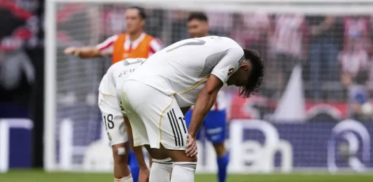 FOTOGRAFÍA. MADRID (REINO DE ESPAÑA), 27 DE SEPTIEMBRE DE 2025. Los jugadores del Real Madrid Raúl Asencio y Álvaro Carreras (detrás), al final del partido de LaLiga entre el Real Madrid y el Atlético de Madrid que se disputó en el estadio Riyadh Air Metropolitano este sábado. Efe