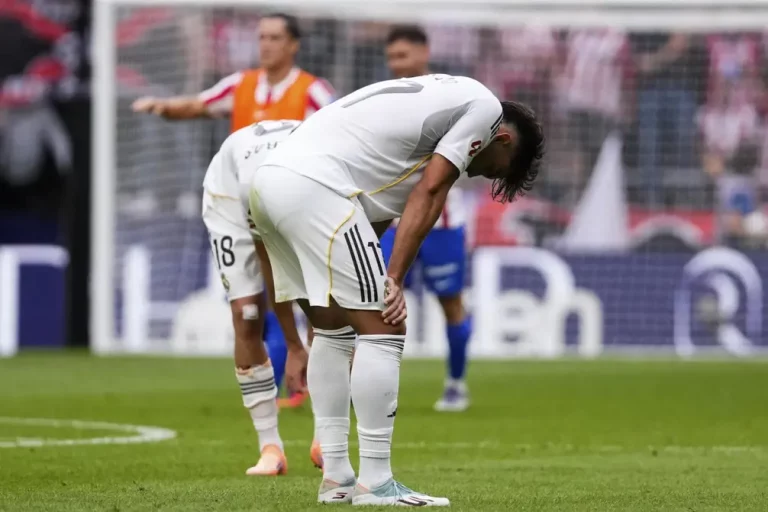 FOTOGRAFÍA. MADRID (REINO DE ESPAÑA), 27 DE SEPTIEMBRE DE 2025. Los jugadores del Real Madrid Raúl Asencio y Álvaro Carreras (detrás), al final del partido de LaLiga entre el Real Madrid y el Atlético de Madrid que se disputó en el estadio Riyadh Air Metropolitano este sábado. Efe