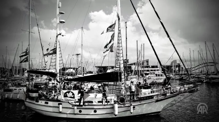 FOTOGRAFÍA. SIN LUGA Y FECHA CONFIRMADA, FECHA RELACIONADA, 17 DE SEPTIEMBRE DE 2025. Olas de odio | Flotilla del Terror: Redes ocultas detrás de "Flotilla Global Sumud". Como era de esperar, y en un esfuerzo por ocultar la ideología extremista que sustenta la Flotilla Global Sumud (GSF), el Comité Directivo decidió presentar a Greta Tintin Eleonora Ernman Thunberg (Greta Thunberg) como figura encubierta. Sin embargo, Thunberg está lejos de ser una figura central. El verdadero liderazgo está compuesto por individuos con vínculos documentados con Hamás ISIS y la Hermandad Musulmana ISIS. Ministerio de Asuntos de la Diáspora del Gobierno de Israel/Lasvocesdelpueblo (Ñ Pueblo)