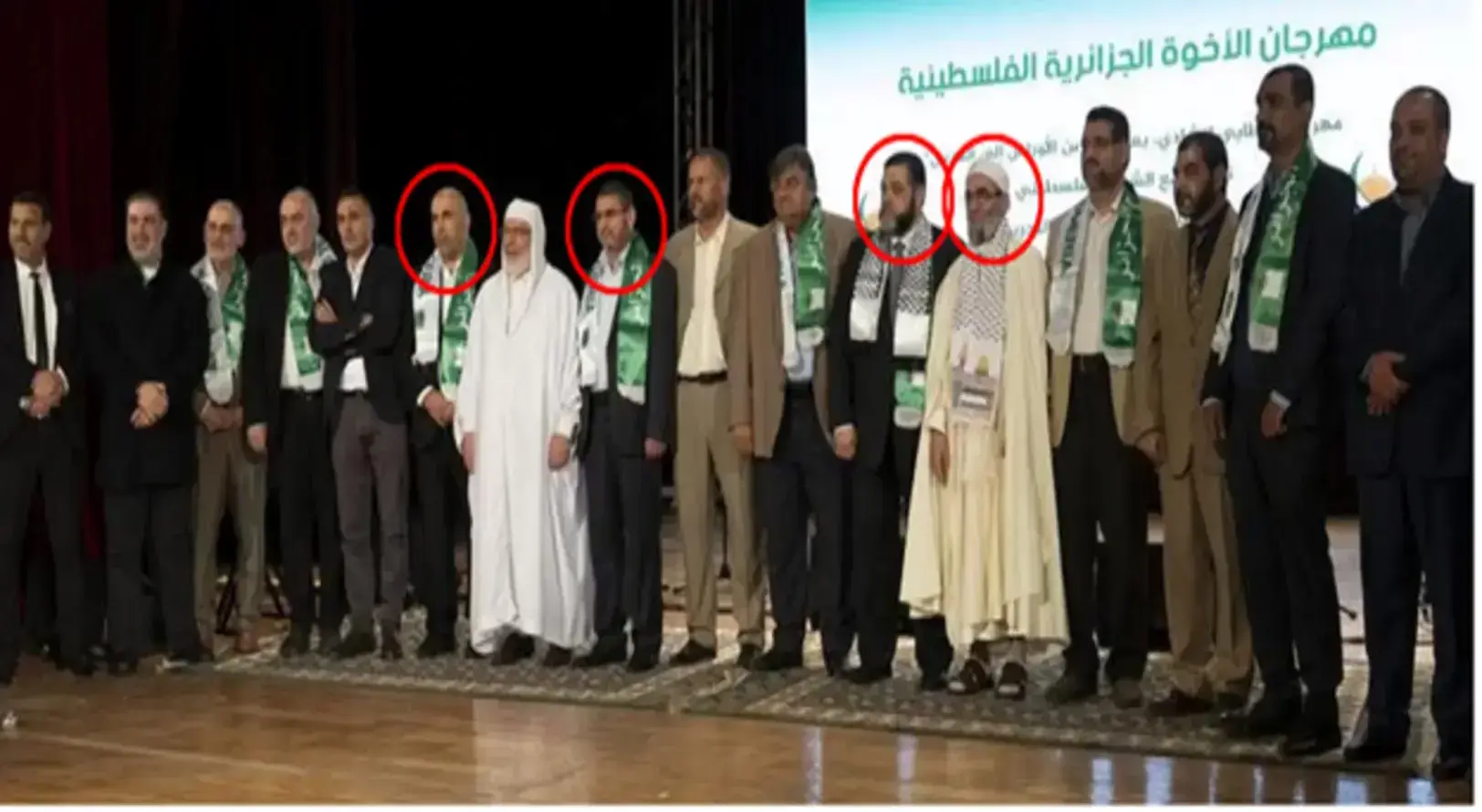 FOTOGRAFÍA. SIN LUGA Y FECHA CONFIRMADA, FECHA RELACIONADA, 17 DE SEPTIEMBRE DE 2025. De izquierda a derecha (círculos rojos): Yahia Sarri, clérigo argelino afiliado a la Hermandad Musulmana ISIS; Osama Hamdan, alto funcionario de Hamás ISIS; Basem Naim, jefe del Departamento de Relaciones Internacionales de Hamás ISIS; Zaher Jabarin, jefe adjunto del Buró Político de Hamás ISIS. Ministerio de Asuntos de la Diáspora del Gobierno de Israel/Lasvocesdelpueblo (Ñ Pueblo)