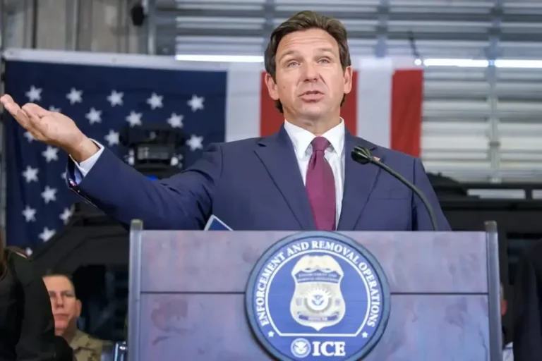 FOTOGRAFÍA. MIRAMAR (FLORIDA) ESTADOS UNIDOS DE AMÉRICA, 13 DE AMYO DE 2025. El gobernador del estado de Florida, Ronald Dion DeSantis (Ron DeSantis), durante una rueda de prensa en la oficina del Servicio de Inmigración y Control de Aduanas (ICE) en Miramar, Florida. Efe