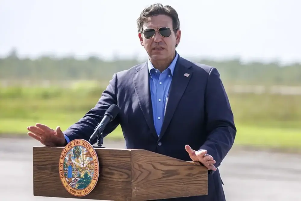 FOTOGRAFÍA. MIAMI (ESTADOS UNIDOS DE AMÉRICA, EEUU), 29 DE JULIO DE 2025. El gobernador de Florida, Ron DeSantis, anunció este lunes un programa de incentivos fiscales para que los habitantes compren armas libres de impuestos en el último cuatrimestre del año en el estado, que ocupa el segundo lugar a nivel nacional en ventas de pistolas. Efe