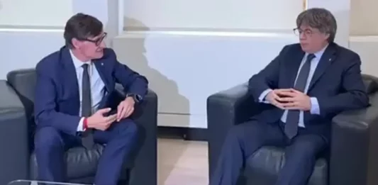 FOTOGRAFÍA. BRUSELAS (BÉLGICA), 02 DE SEPTIEMBRE DE 2025. Las primeras humillantes imágenes de la reunión entre el actual presidente del Gobierno de la Generalidad de Cataluña, exministro de sanidad del Gobierno de Pedro Sánchez Pérez-Castejón (PSOE) y líder del Partido Socialista en Cataluña (PSOE/PSC), Salvador Illa Roca (i); y el prófugo de la Justicia española y líder de Junts per Catalunya (JxCat) y expresidente del Gobierno catalán, Carles Puigdemont Casamajó (d). Ambos individuos ultras iniciaron este martes su reunión en la "embajada catalana", llamada con el eufemismo Delegación de la Generalitat de Catalunya ante la Unión Europea, en Bruselas (Bélgica), el primer encuentro entre estos dos personajes desde que el secretario general del Partido Socialista en Cataluña (PSC/PSOE) asumió el cargo de nuevo presidente del Gobierno regional. Lasvocesdelpueblo (Ñ Pueblo)