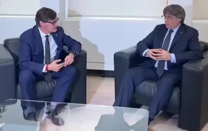 FOTOGRAFÍA. BRUSELAS (BÉLGICA), 02 DE SEPTIEMBRE DE 2025. Las primeras humillantes imágenes de la reunión entre el actual presidente del Gobierno de la Generalidad de Cataluña, exministro de sanidad del Gobierno de Pedro Sánchez Pérez-Castejón (PSOE) y líder del Partido Socialista en Cataluña (PSOE/PSC), Salvador Illa Roca (i); y el prófugo de la Justicia española y líder de Junts per Catalunya (JxCat) y expresidente del Gobierno catalán, Carles Puigdemont Casamajó (d). Ambos individuos ultras iniciaron este martes su reunión en la "embajada catalana", llamada con el eufemismo Delegación de la Generalitat de Catalunya ante la Unión Europea, en Bruselas (Bélgica), el primer encuentro entre estos dos personajes desde que el secretario general del Partido Socialista en Cataluña (PSC/PSOE) asumió el cargo de nuevo presidente del Gobierno regional. Lasvocesdelpueblo (Ñ Pueblo)