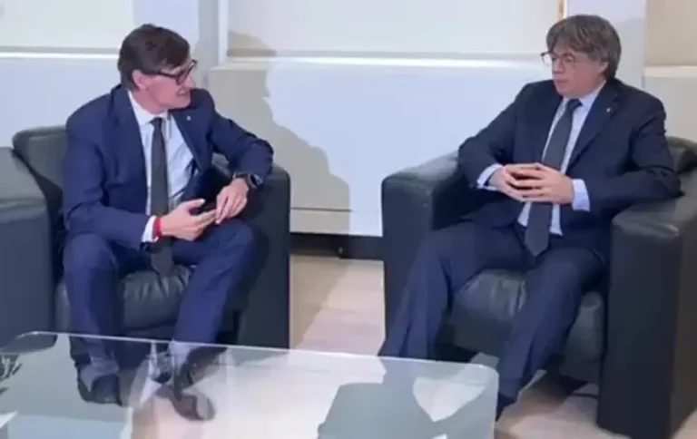 FOTOGRAFÍA. BRUSELAS (BÉLGICA), 02 DE SEPTIEMBRE DE 2025. Las primeras humillantes imágenes de la reunión entre el actual presidente del Gobierno de la Generalidad de Cataluña, exministro de sanidad del Gobierno de Pedro Sánchez Pérez-Castejón (PSOE) y líder del Partido Socialista en Cataluña (PSOE/PSC), Salvador Illa Roca (i); y el prófugo de la Justicia española y líder de Junts per Catalunya (JxCat) y expresidente del Gobierno catalán, Carles Puigdemont Casamajó (d). Ambos individuos ultras iniciaron este martes su reunión en la "embajada catalana", llamada con el eufemismo Delegación de la Generalitat de Catalunya ante la Unión Europea, en Bruselas (Bélgica), el primer encuentro entre estos dos personajes desde que el secretario general del Partido Socialista en Cataluña (PSC/PSOE) asumió el cargo de nuevo presidente del Gobierno regional. Lasvocesdelpueblo (Ñ Pueblo)