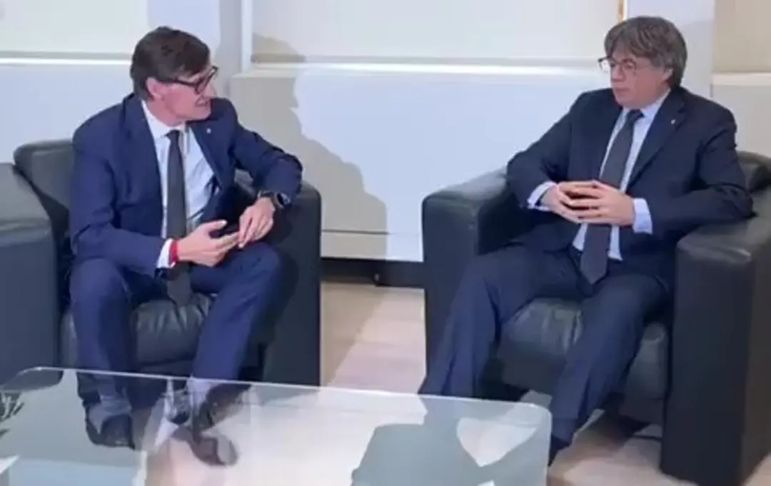 FOTOGRAFÍA. BRUSELAS (BÉLGICA), 02 DE SEPTIEMBRE DE 2025. Las primeras humillantes imágenes de la reunión entre el actual presidente del Gobierno de la Generalidad de Cataluña, exministro de sanidad del Gobierno de Pedro Sánchez Pérez-Castejón (PSOE) y líder del Partido Socialista en Cataluña (PSOE/PSC), Salvador Illa Roca (i); y el prófugo de la Justicia española y líder de Junts per Catalunya (JxCat) y expresidente del Gobierno catalán, Carles Puigdemont Casamajó (d). Ambos individuos ultras iniciaron este martes su reunión en la "embajada catalana", llamada con el eufemismo Delegación de la Generalitat de Catalunya ante la Unión Europea, en Bruselas (Bélgica), el primer encuentro entre estos dos personajes desde que el secretario general del Partido Socialista en Cataluña (PSC/PSOE) asumió el cargo de nuevo presidente del Gobierno regional. Lasvocesdelpueblo (Ñ Pueblo)