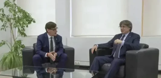 FOTOGRAFÍA. BRUSELAS (BÉLGICA), 02 DE SEPTIEMBRE DE 2025. Las primeras humillantes imágenes de la reunión entre el actual presidente del Gobierno de la Generalidad de Cataluña, exministro de sanidad del Gobierno de Pedro Sánchez Pérez-Castejón (PSOE) y líder del Partido Socialista en Cataluña (PSOE/PSC), Salvador Illa Roca (i); y el prófugo de la Justicia española y líder de Junts per Catalunya (JxCat) y expresidente del Gobierno catalán, Carles Puigdemont Casamajó (d). Ambos individuos ultras iniciaron este martes su reunión en la "embajada catalana", llamada con el eufemismo Delegación de la Generalitat de Catalunya ante la Unión Europea, en Bruselas (Bélgica), el primer encuentro entre estos dos personajes desde que el secretario general del Partido Socialista en Cataluña (PSC/PSOE) asumió el cargo de nuevo presidente del Gobierno regional. Efe