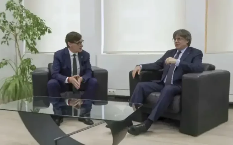 FOTOGRAFÍA. BRUSELAS (BÉLGICA), 02 DE SEPTIEMBRE DE 2025. Las primeras humillantes imágenes de la reunión entre el actual presidente del Gobierno de la Generalidad de Cataluña, exministro de sanidad del Gobierno de Pedro Sánchez Pérez-Castejón (PSOE) y líder del Partido Socialista en Cataluña (PSOE/PSC), Salvador Illa Roca (i); y el prófugo de la Justicia española y líder de Junts per Catalunya (JxCat) y expresidente del Gobierno catalán, Carles Puigdemont Casamajó (d). Ambos individuos ultras iniciaron este martes su reunión en la "embajada catalana", llamada con el eufemismo Delegación de la Generalitat de Catalunya ante la Unión Europea, en Bruselas (Bélgica), el primer encuentro entre estos dos personajes desde que el secretario general del Partido Socialista en Cataluña (PSC/PSOE) asumió el cargo de nuevo presidente del Gobierno regional. Efe