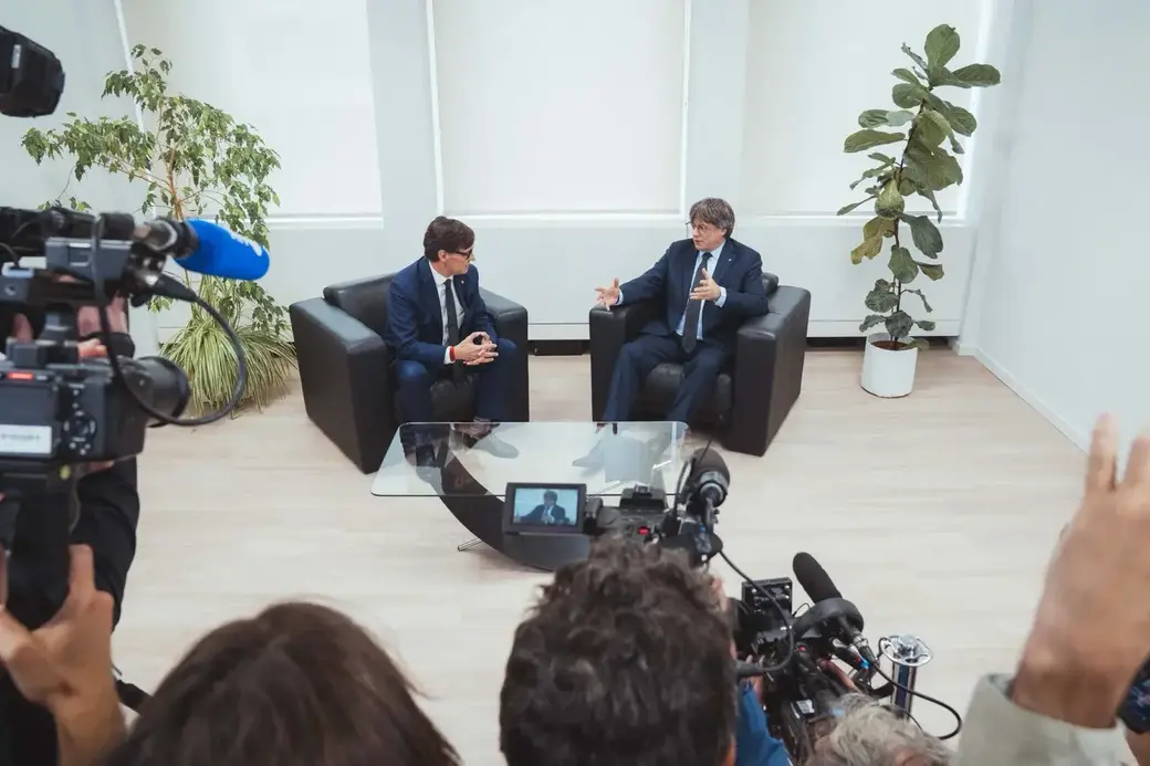 FOTOGRAFÍA. BRUSELAS (BÉLGICA), 02 DE SEPTIEMBRE DE 2025. Las primeras humillantes imágenes de la reunión entre el actual presidente del Gobierno de la Generalidad de Cataluña, exministro de sanidad del Gobierno de Pedro Sánchez Pérez-Castejón (PSOE) y líder del Partido Socialista en Cataluña (PSOE/PSC), Salvador Illa Roca (i); y el prófugo de la Justicia española y líder de Junts per Catalunya (JxCat) y expresidente del Gobierno catalán, Carles Puigdemont Casamajó (d). Ambos individuos ultras iniciaron este martes su reunión en la "embajada catalana", llamada con el eufemismo Delegación de la Generalitat de Catalunya ante la Unión Europea, en Bruselas (Bélgica), el primer encuentro entre estos dos personajes desde que el secretario general del Partido Socialista en Cataluña (PSC/PSOE) asumió el cargo de nuevo presidente del Gobierno regional. X Carles Puigdemont Casamajó/Junts per Catalunya (JxCat)/ Lasvocesdelpueblo (Ñ Pueblo)